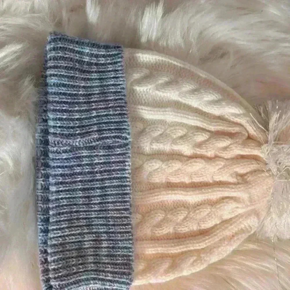 Disney‎ Frozen winter knit hat with Pom Pom, glittery featuring Elsa and Anna - Picture 4 of 7